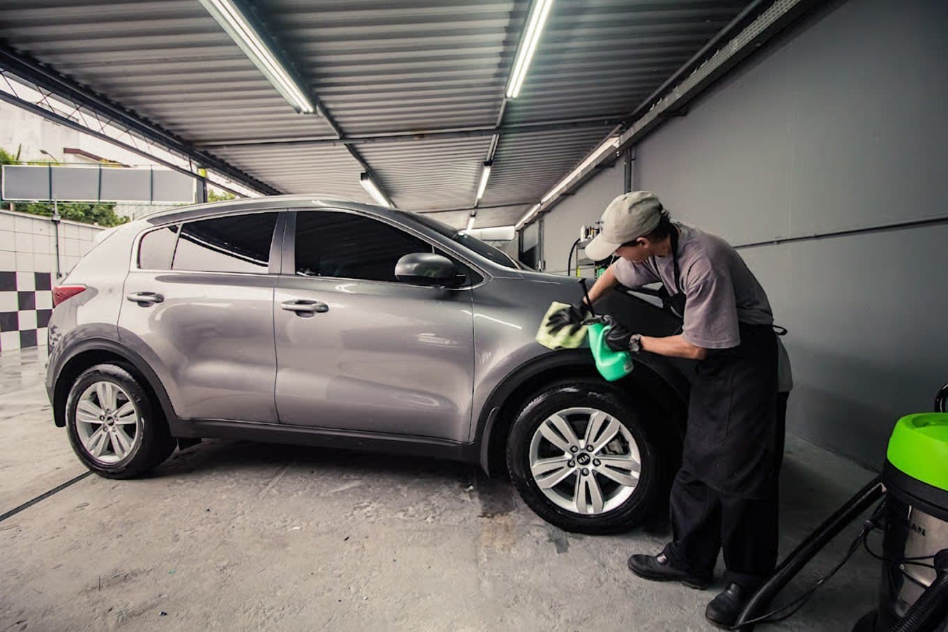 Profissional da Blink fazendo acabamento em SUV prata