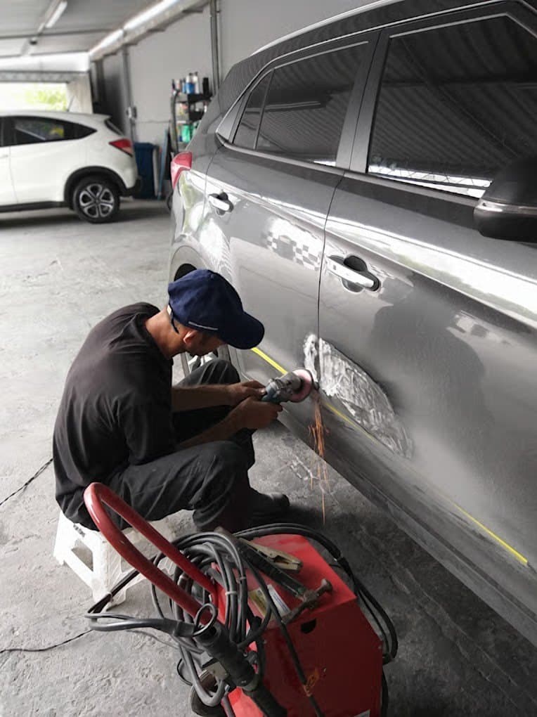 Reparo de lanternagem em SUV prata na Blink