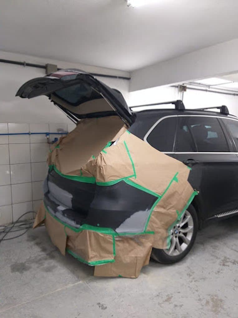 Traseira de carro preparada e mascarada para pintura
