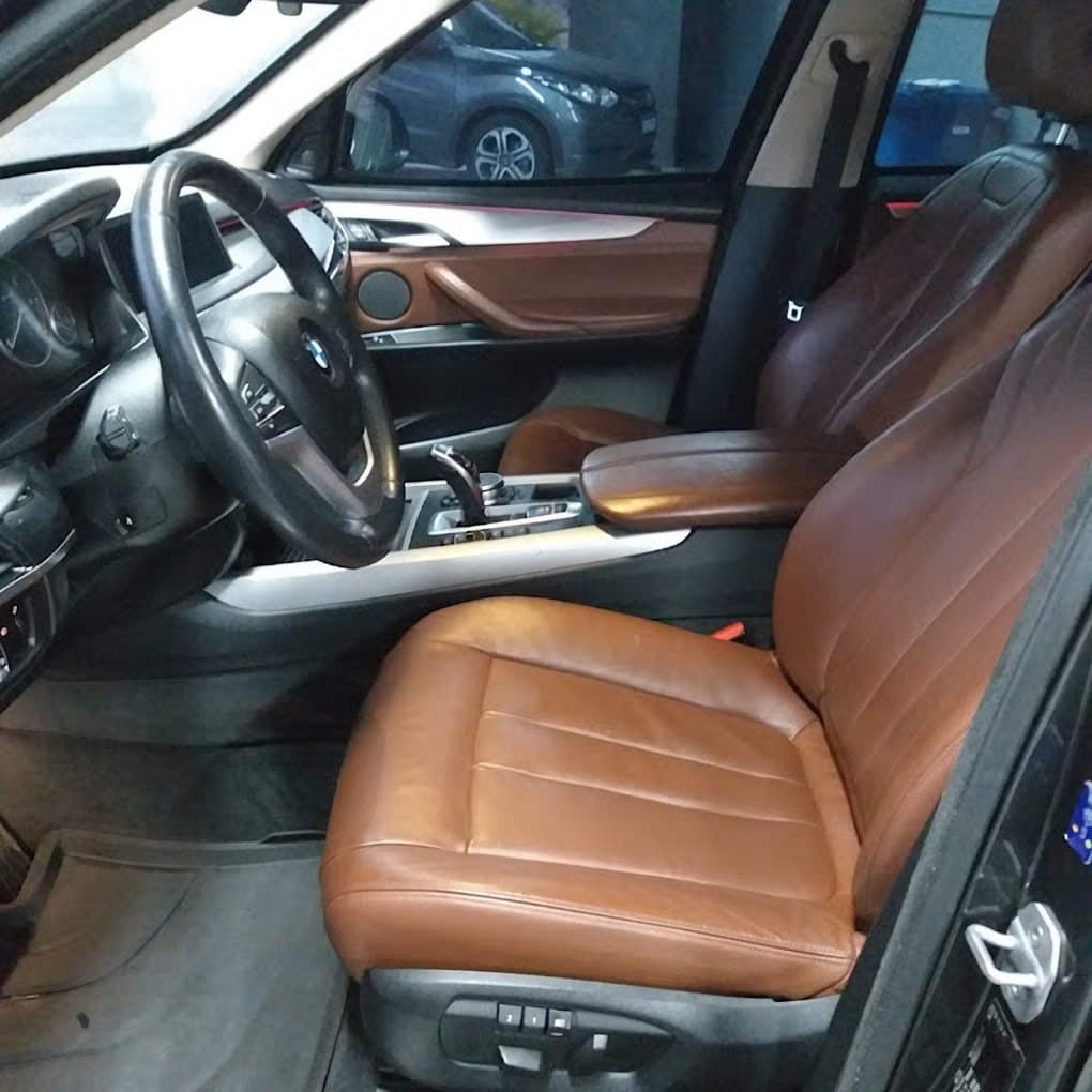 Interior em couro caramelo de veículo atendido na Blink